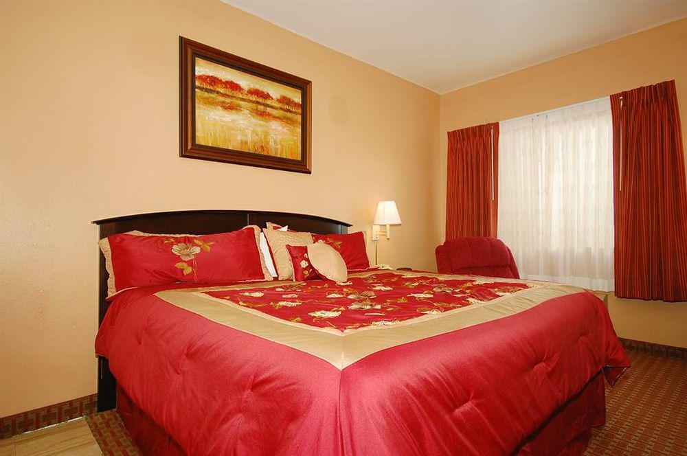Surestay Plus Hotel By Best Western Topeka Habitación foto
